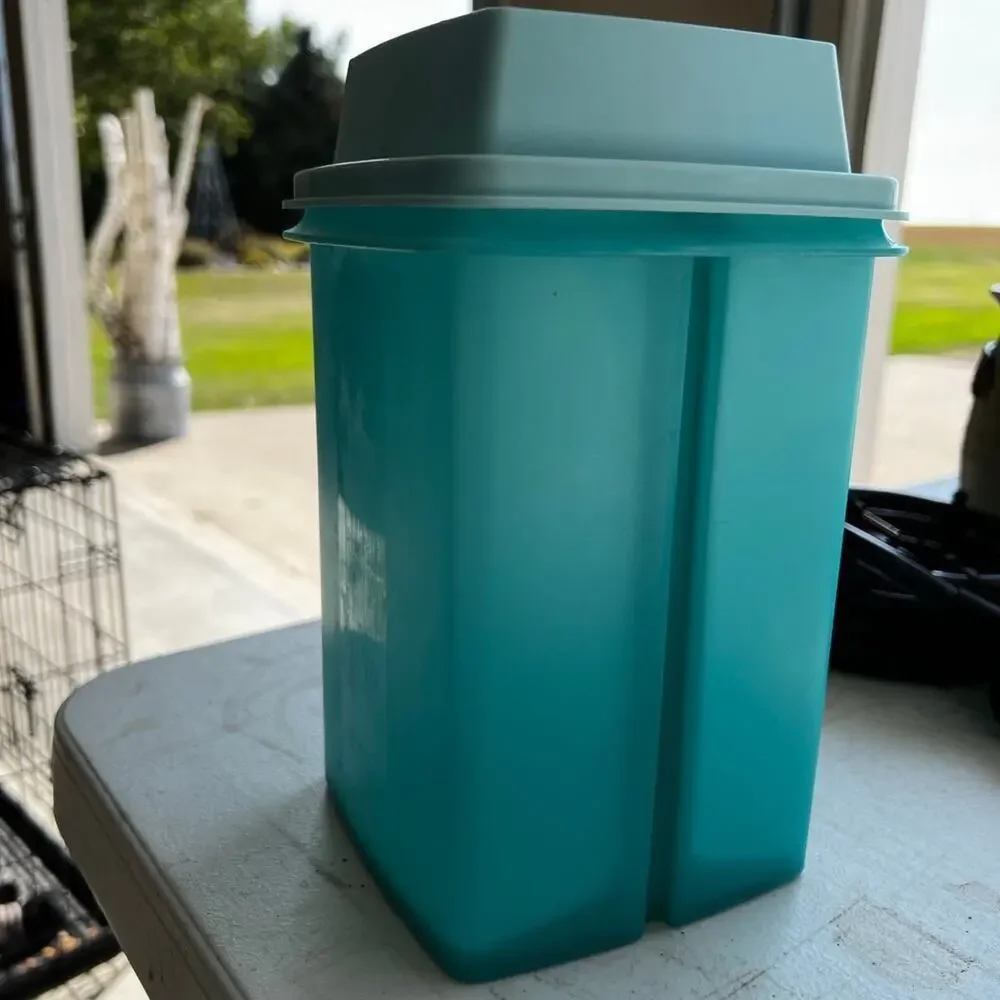 Tupperware pickle keeper, with pull up strainer